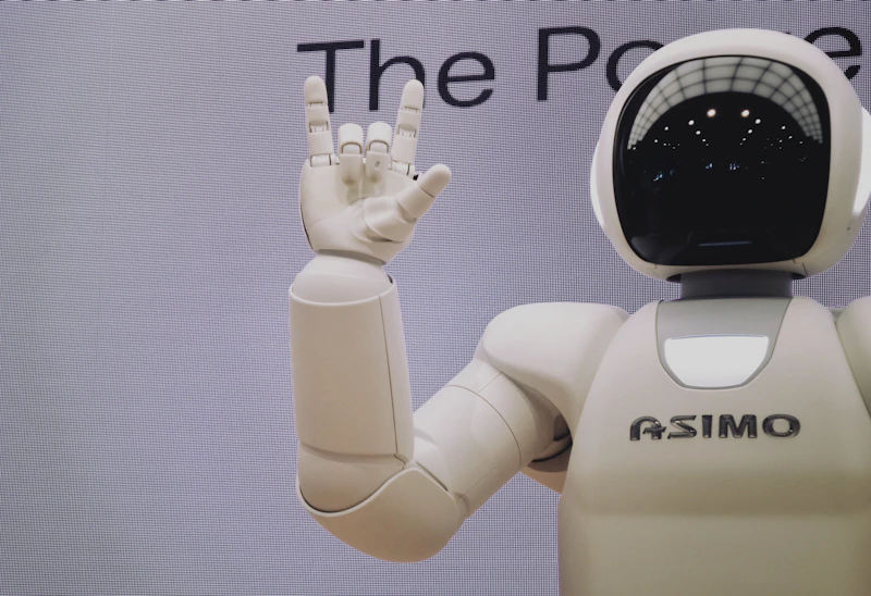 Robot v industrijski celici med obratovanjem